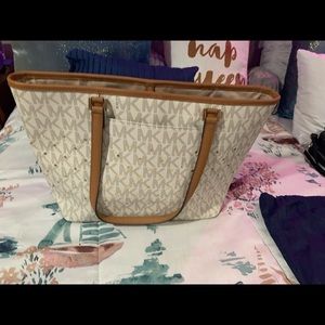 COPY - Michael kors white with gold handbag. Bought and never used it is authen…